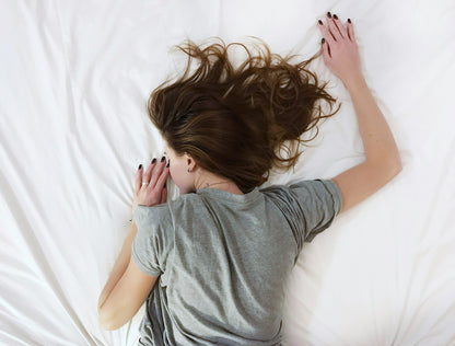 Vrouw ontspannen wakker — betere slaapkwaliteit met Ralune