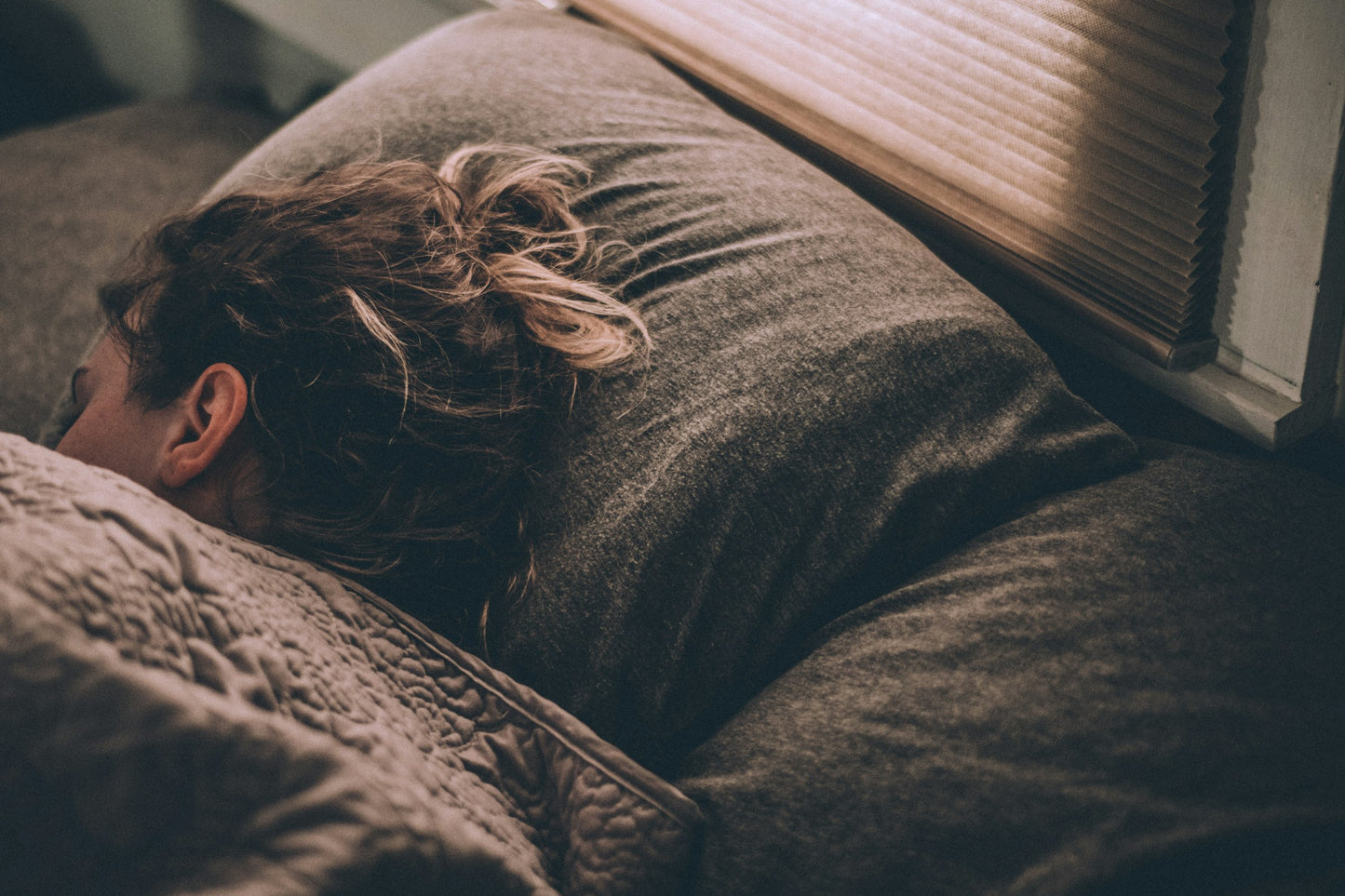Vrouw slaapt vredig in bed — Ralune Elixer resultaat