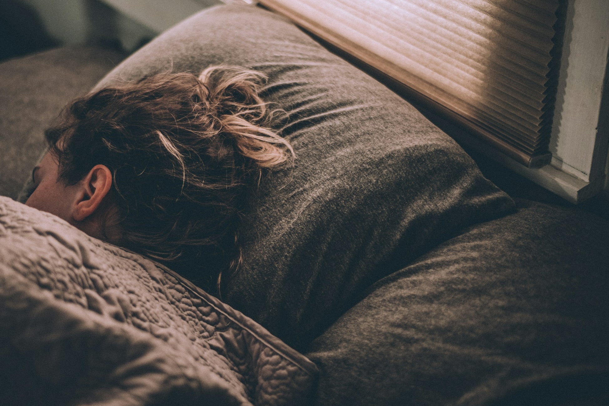 Vrouw slaapt vredig in bed — Ralune Elixer resultaat